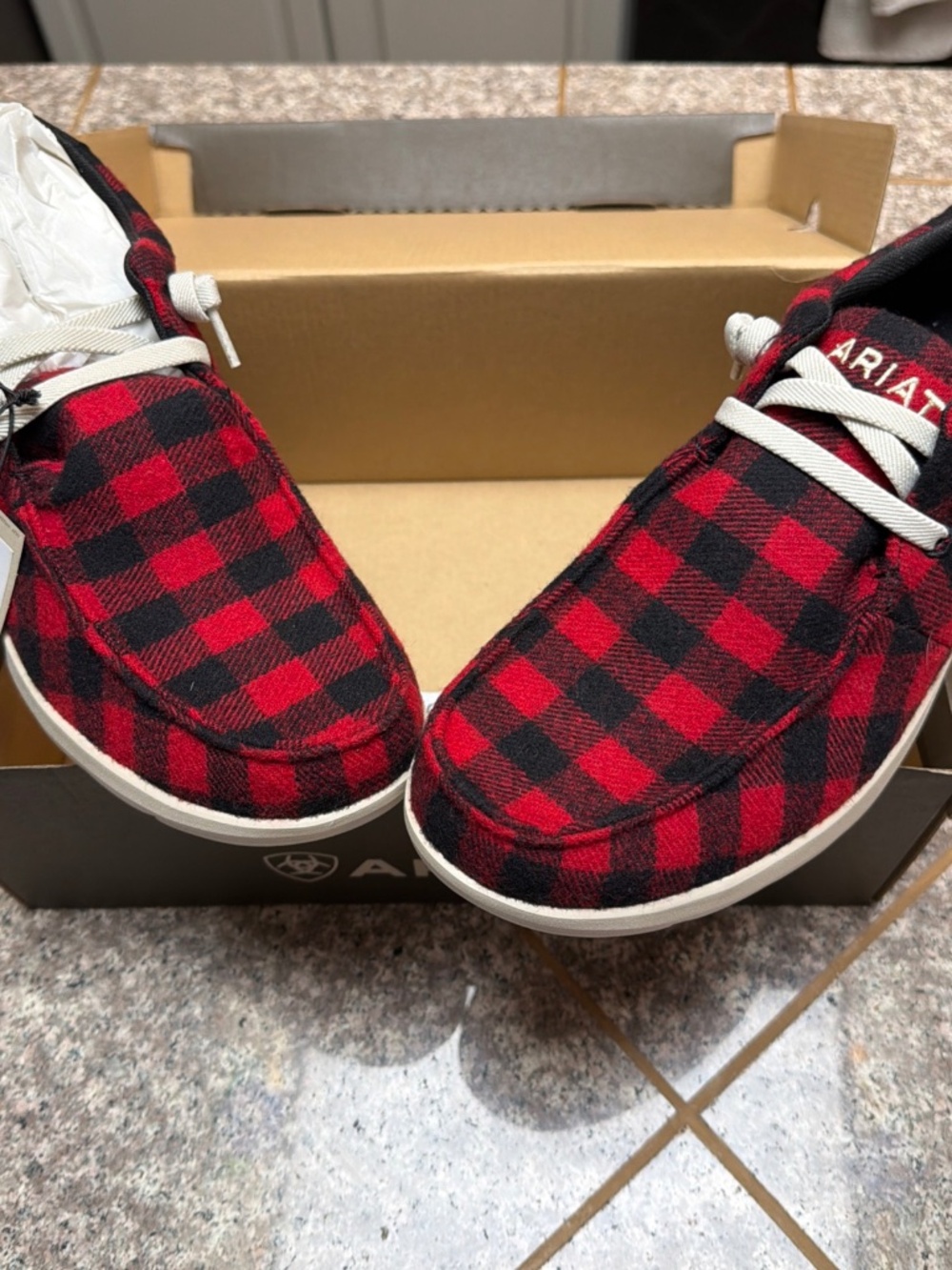 Ariat HIlo red buffalo flannel new in box 10.5